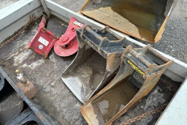 Mini pelle CAT 302CR avec engcon et remorque – Image 11