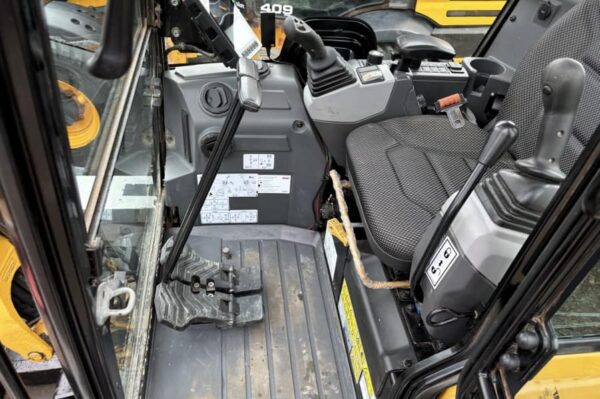 Mini pelle CAT 302CR avec engcon et remorque – Image 13