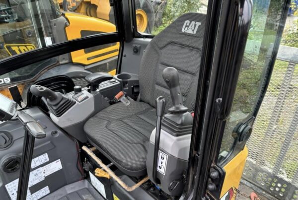 Mini pelle CAT 302CR avec engcon et remorque – Image 16
