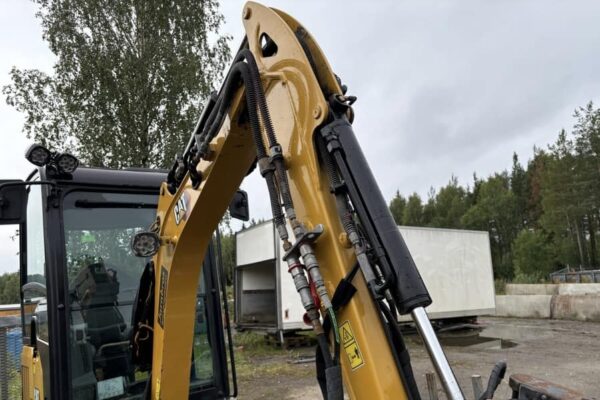 Mini pelle CAT 302CR avec engcon et remorque – Image 17