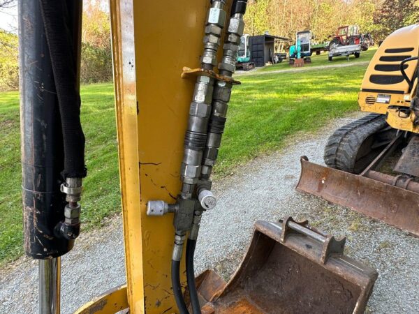 Mini-pelle Caterpillar 302.5C avec 3 godets – Image 12