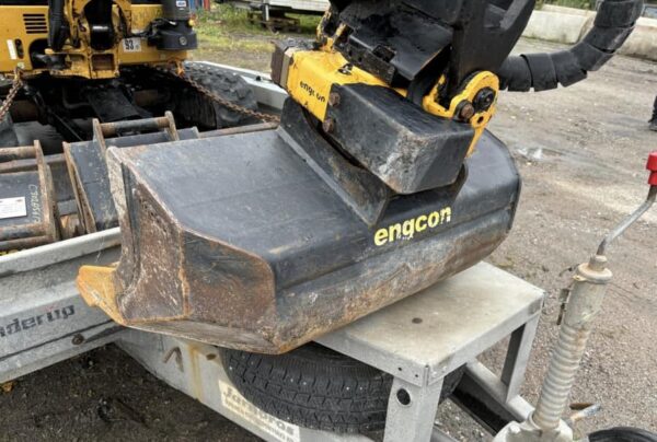 Mini pelle CAT 302CR avec engcon et remorque – Image 20