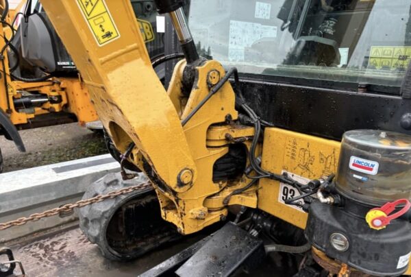 Mini pelle CAT 302CR avec engcon et remorque – Image 23