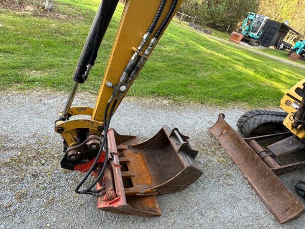 Mini-pelle Caterpillar 302.5C avec 3 godets – Image 18