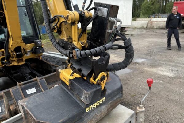 Mini pelle CAT 302CR avec engcon et remorque – Image 24