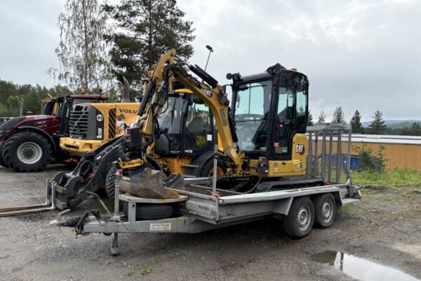 Mini pelle CAT 302CR avec engcon et remorque