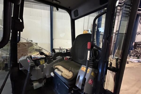 Mini pelle Kubota U27-4 avec Tiltrotator – Image 12