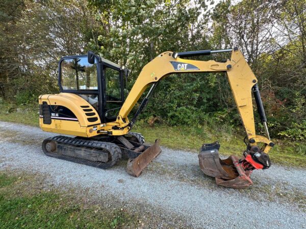 Mini-pelle Caterpillar 302.5C avec 3 godets