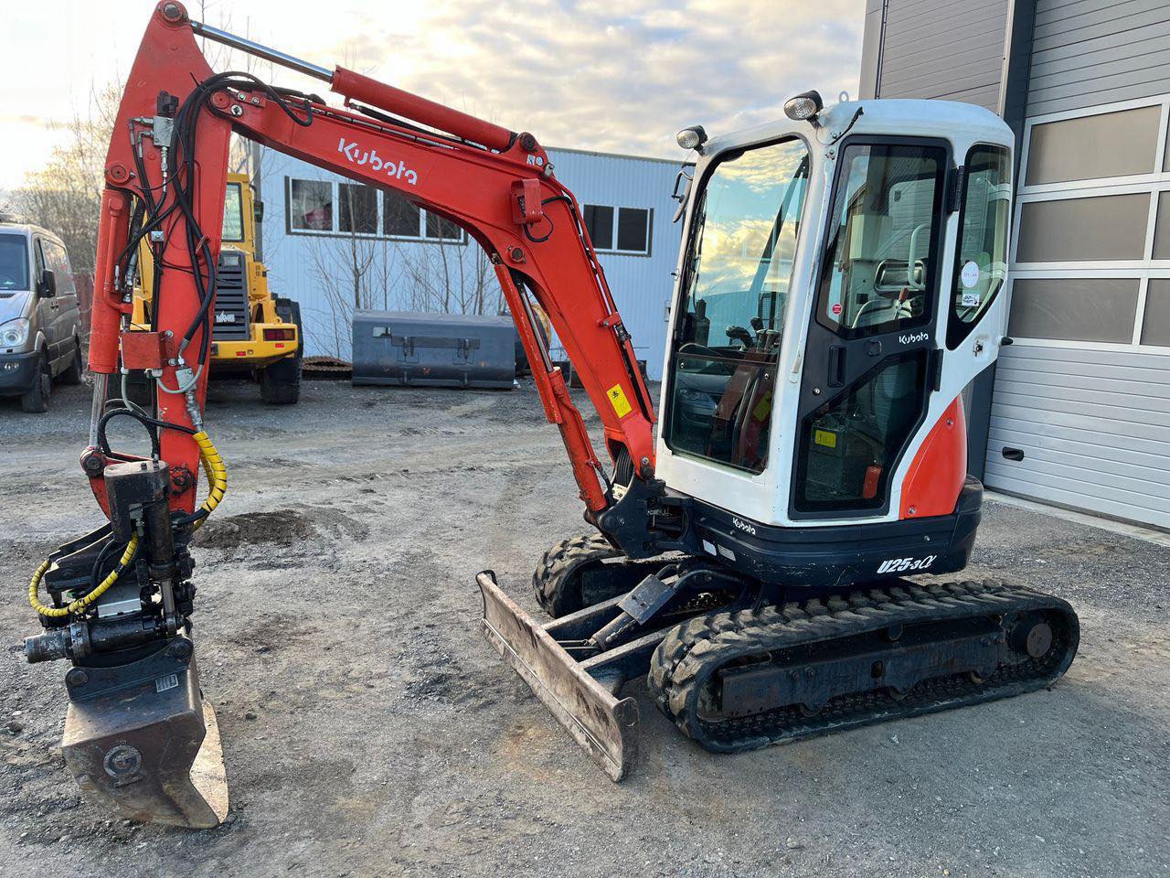 Mini pelle Kubota U25-3EU avec Remorque – Image 14