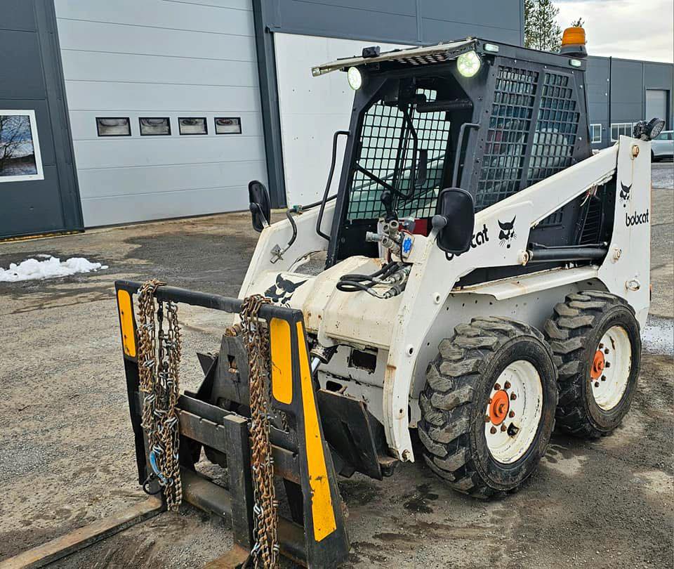 Chargeuse Bobcat 753 avec les accessoires
