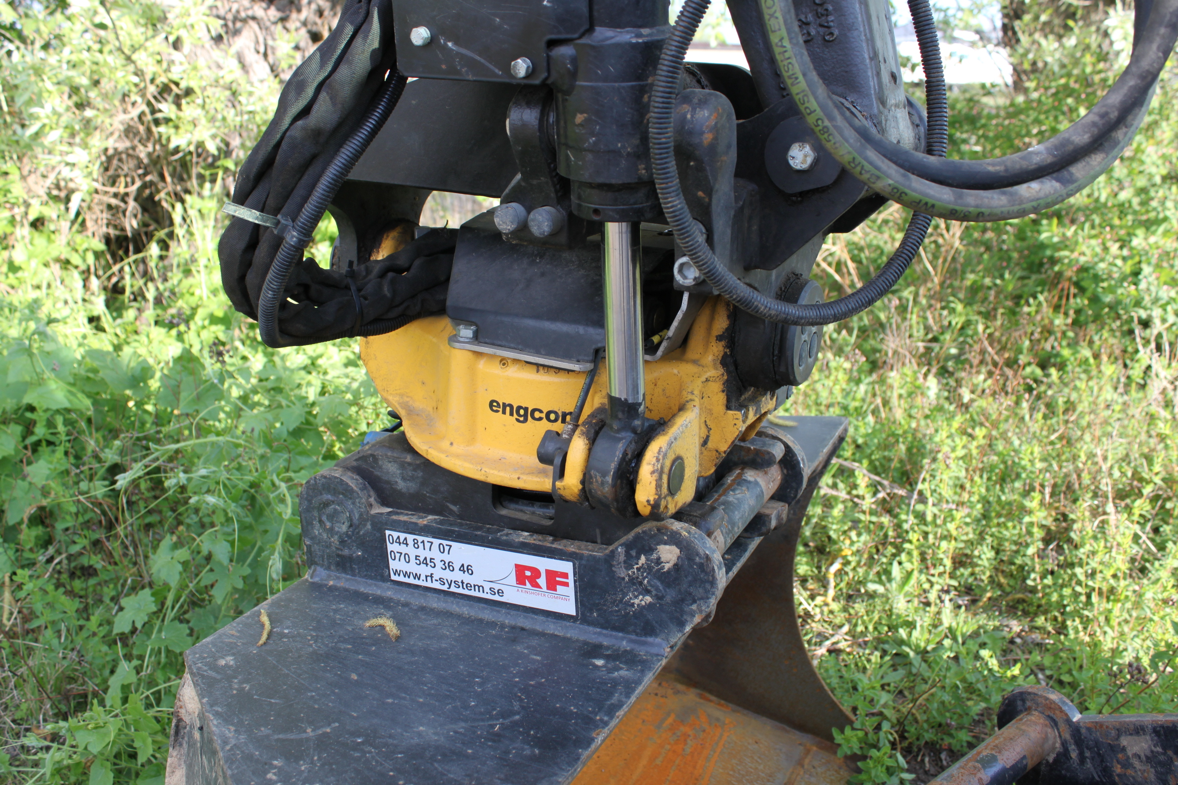 Mini pelle Volvo ECR 25D avec Engcon et remorque – Image 4