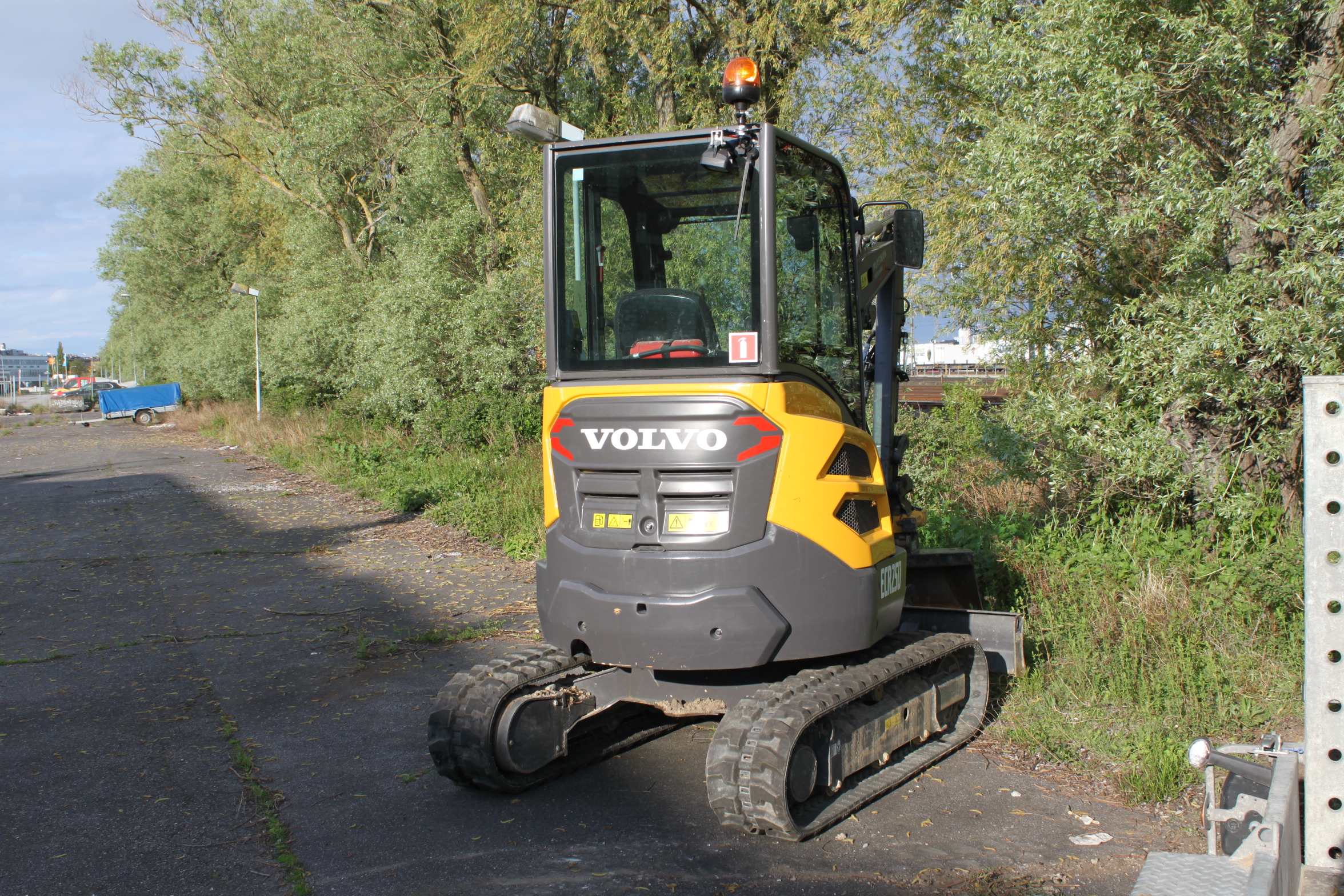 Mini pelle Volvo ECR 25D avec Engcon et remorque – Image 14