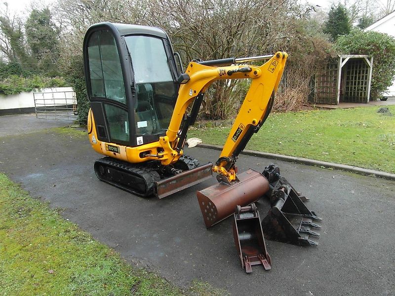 mini pelle JCB 8016 CTS avec 4 godets