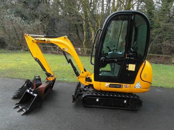 mini pelle JCB 8016 CTS avec 4 godets – Image 4