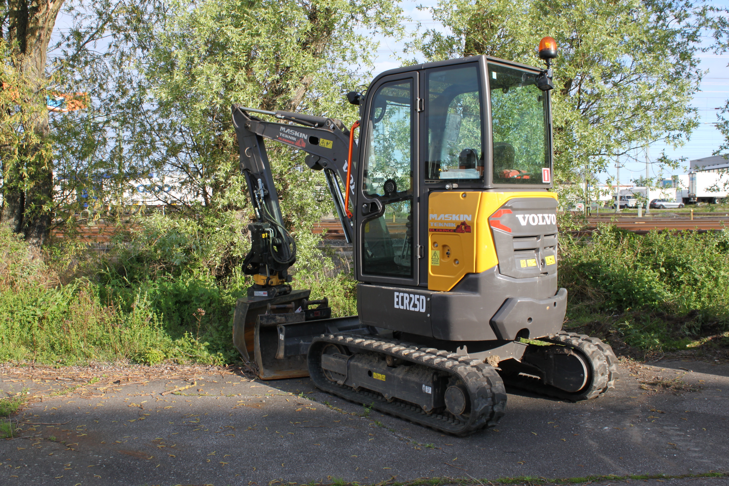 Mini pelle Volvo ECR 25D avec Engcon et remorque – Image 15