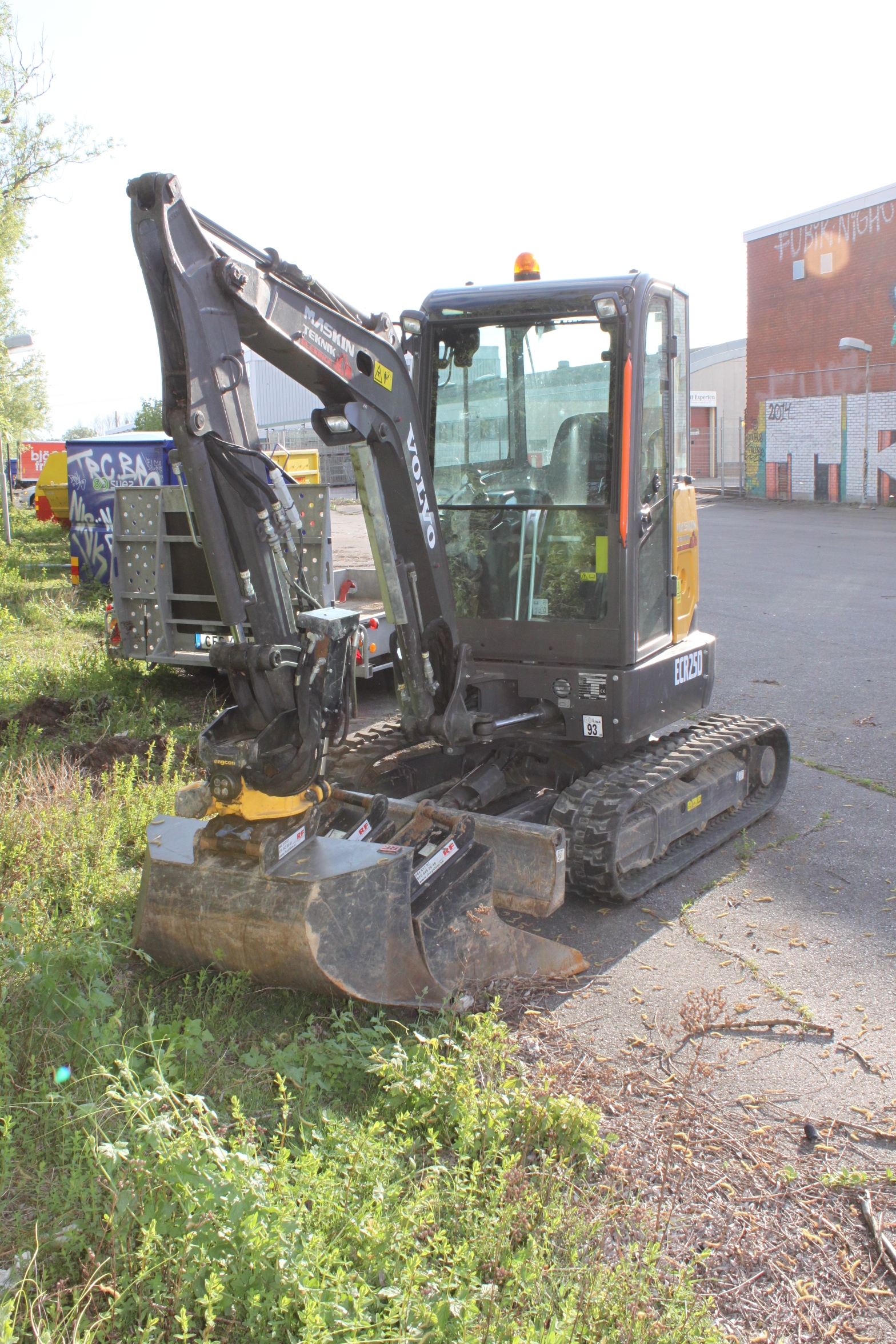 Mini pelle Volvo ECR 25D avec Engcon et remorque – Image 8