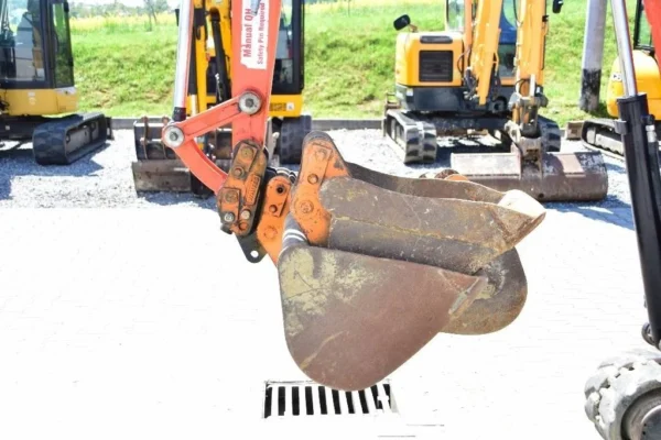 Mini pelle Kubota U27-4 avec accessoire – Image 6
