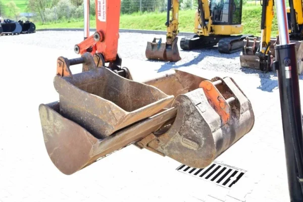 Mini pelle Kubota U27-4 avec accessoire – Image 19