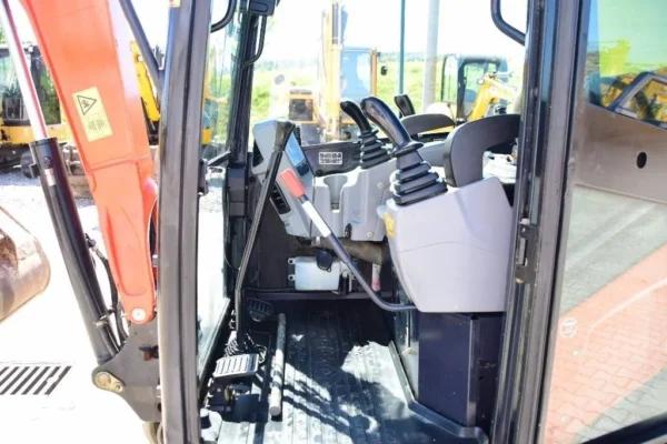 Mini pelle Kubota U27-4 avec accessoire – Image 22