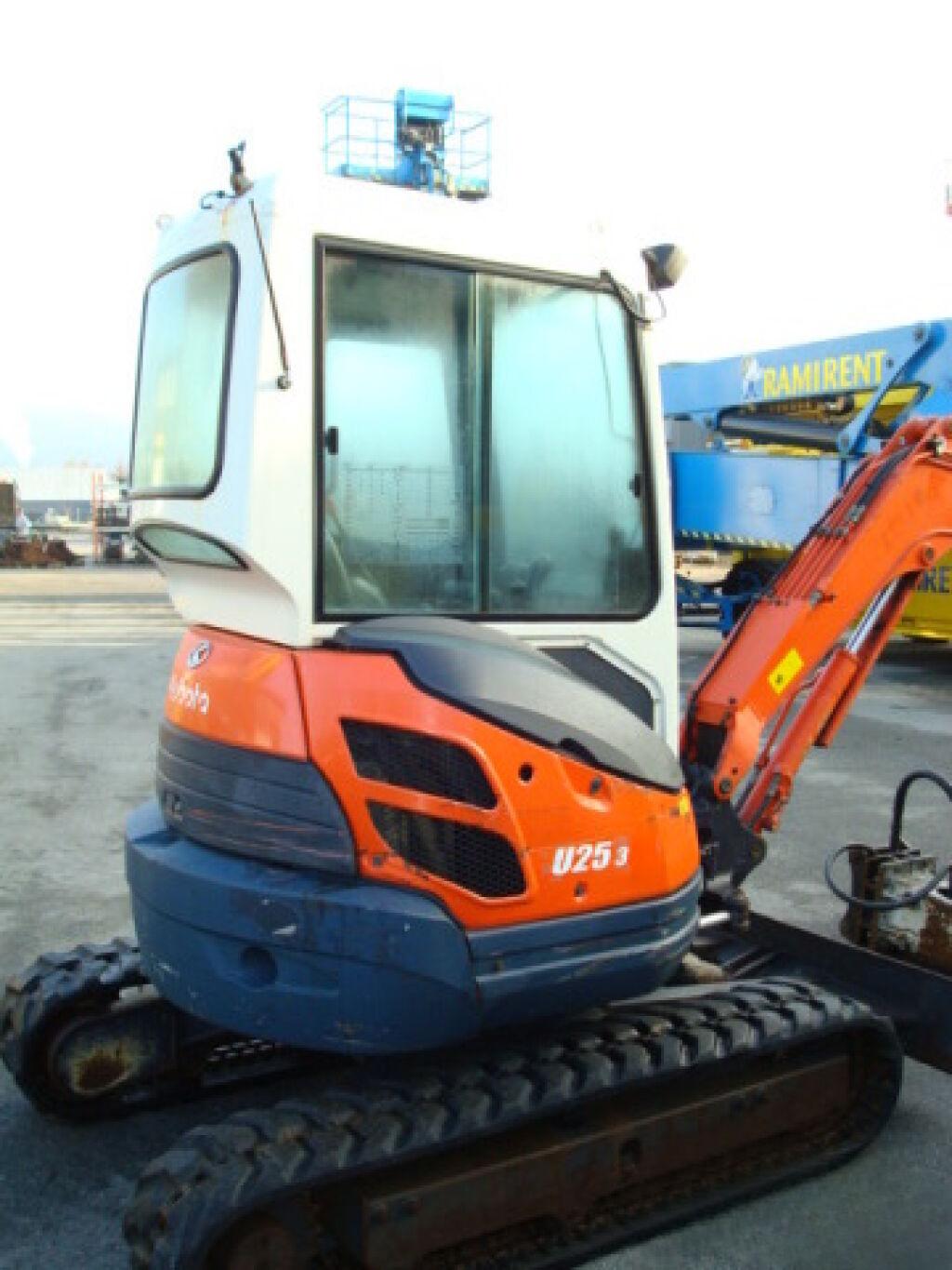 Mini pelle Kubota U25-3 avec accessoire – Image 5