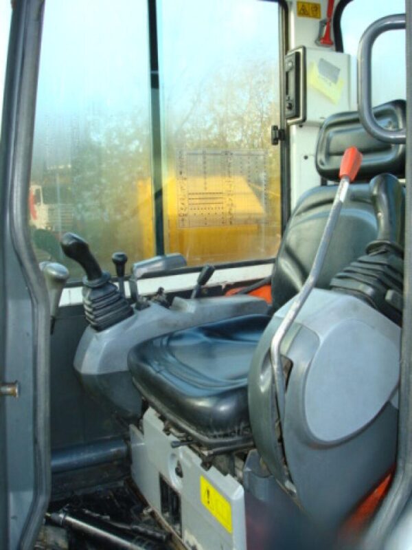 Mini pelle Kubota U25-3 avec accessoire – Image 9