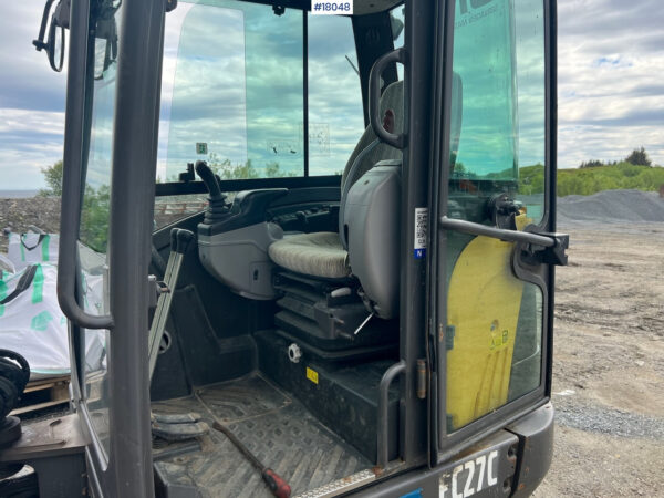 Mini pelle Volvo EC 27C avec 4 godets – Image 3