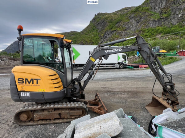 Mini pelle Volvo EC 27C avec 4 godets – Image 4