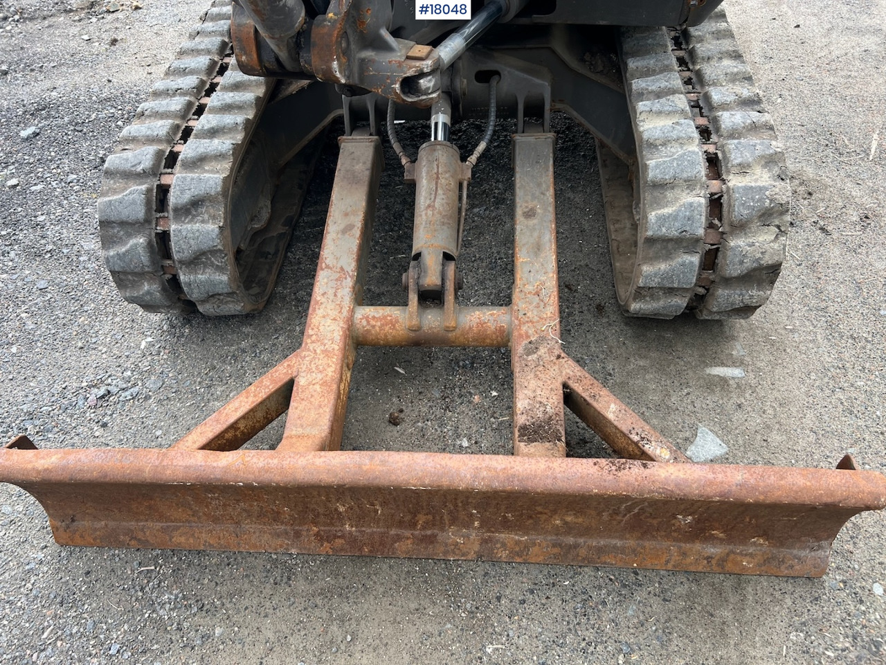 Mini pelle Volvo EC 27C avec 4 godets – Image 6