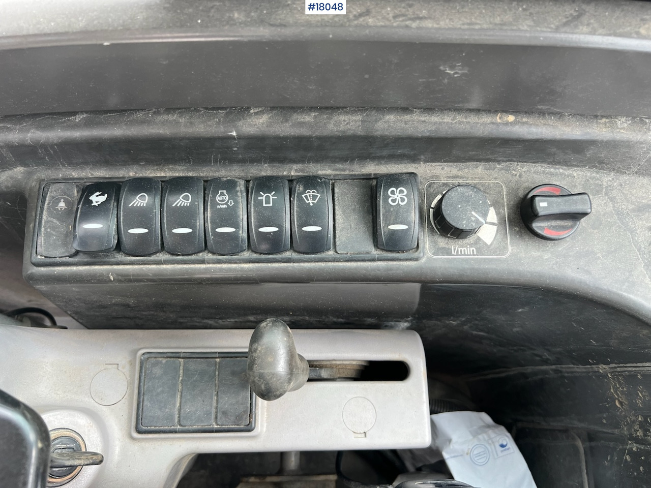 Mini pelle Volvo EC 27C avec 4 godets – Image 9