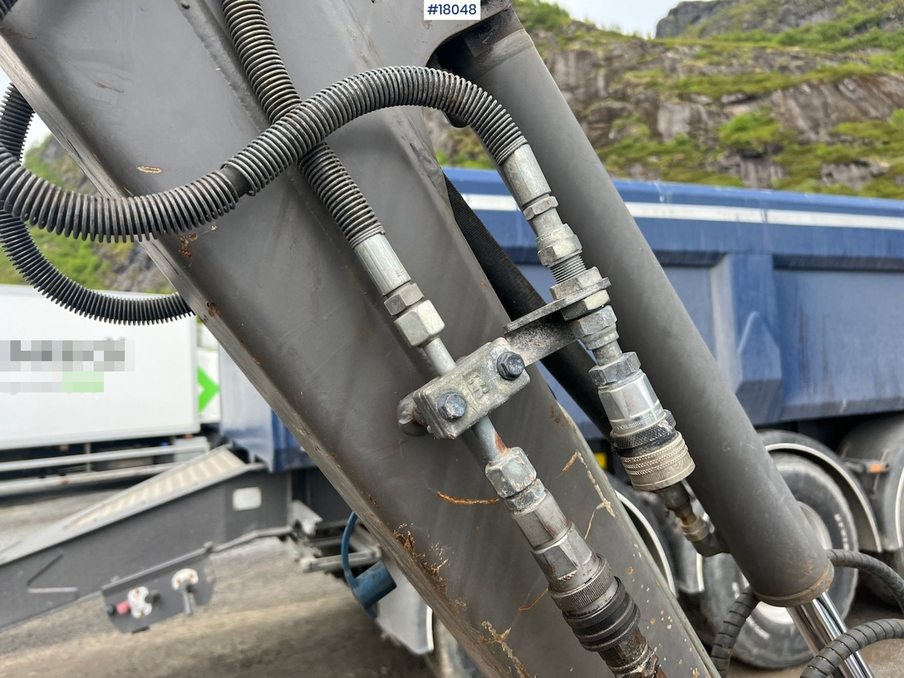 Mini pelle Volvo EC 27C avec 4 godets – Image 11