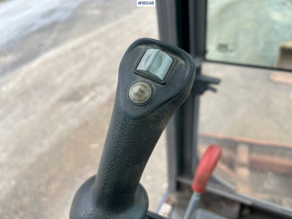 Mini pelle Volvo EC 27C avec 4 godets – Image 13