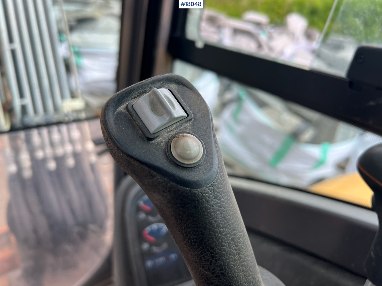 Mini pelle Volvo EC 27C avec 4 godets – Image 17