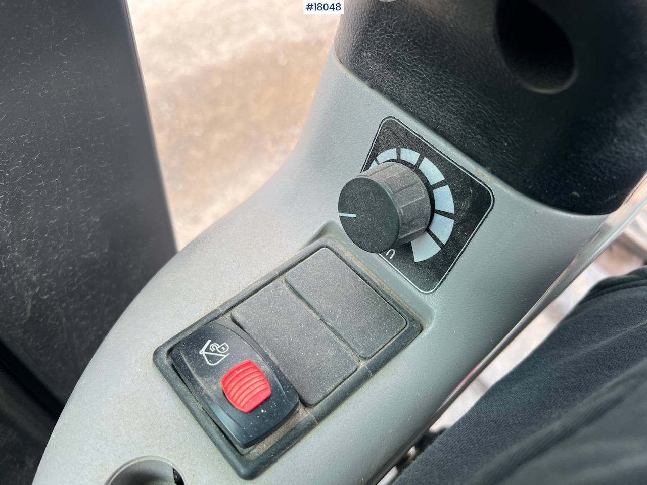 Mini pelle Volvo EC 27C avec 4 godets – Image 26