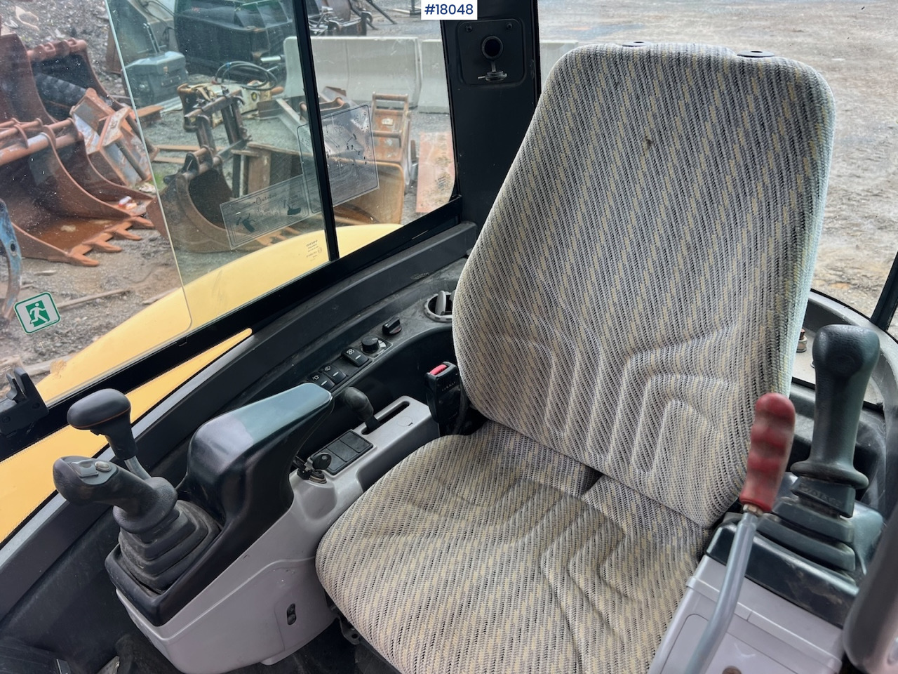 Mini pelle Volvo EC 27C avec 4 godets – Image 27