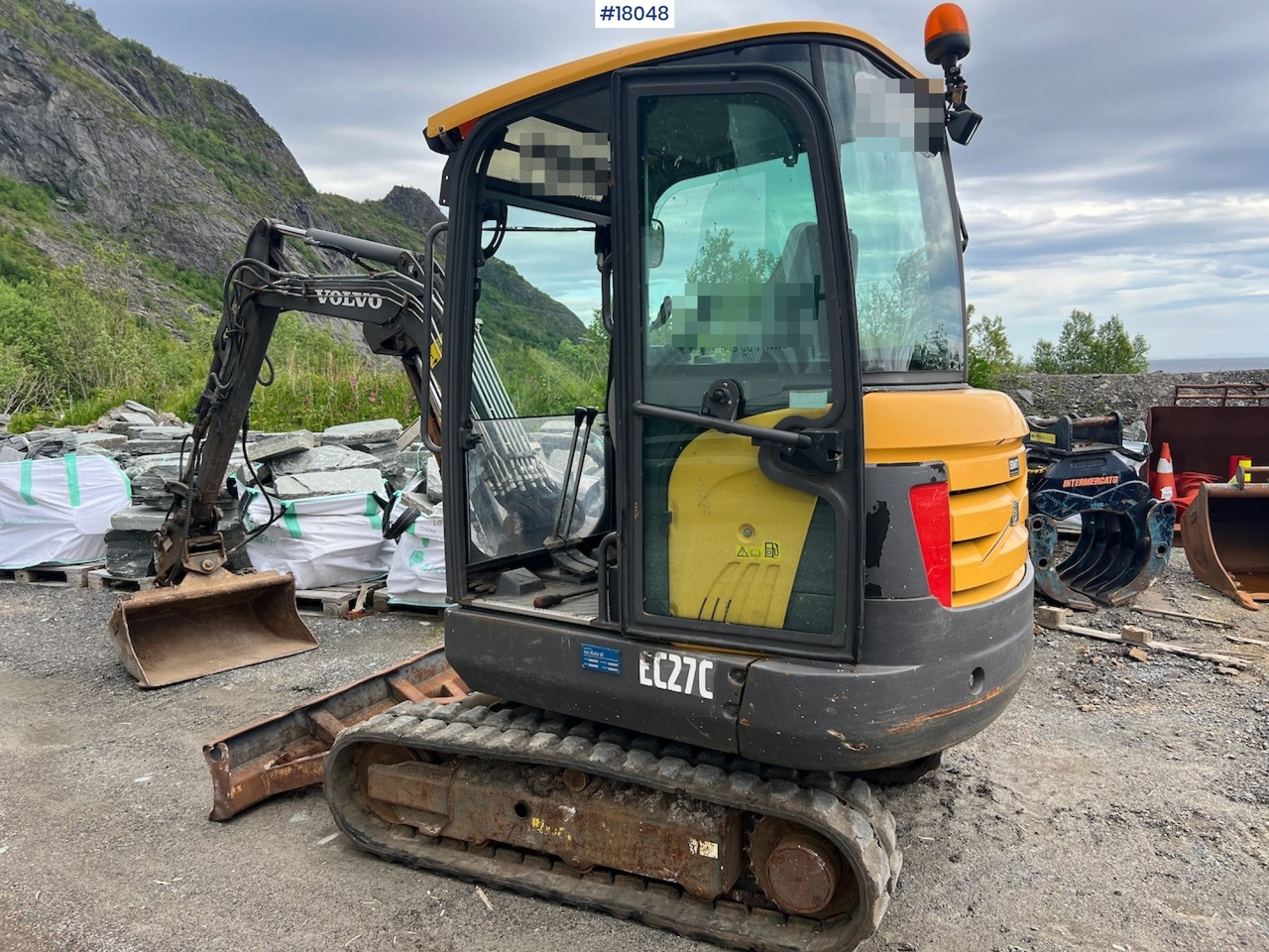 Mini pelle Volvo EC 27C avec 4 godets – Image 28