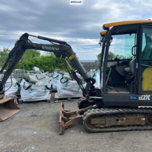 Mini pelle Volvo EC 27C avec 4 godets