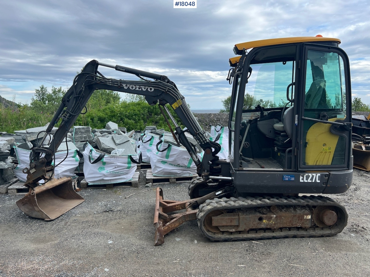 Mini pelle Volvo EC 27C avec 4 godets