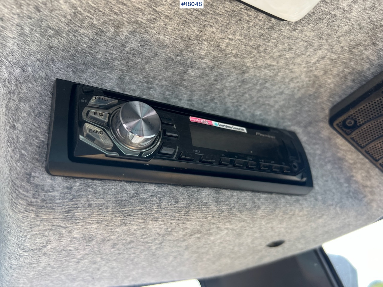 Mini pelle Volvo EC 27C avec 4 godets – Image 2