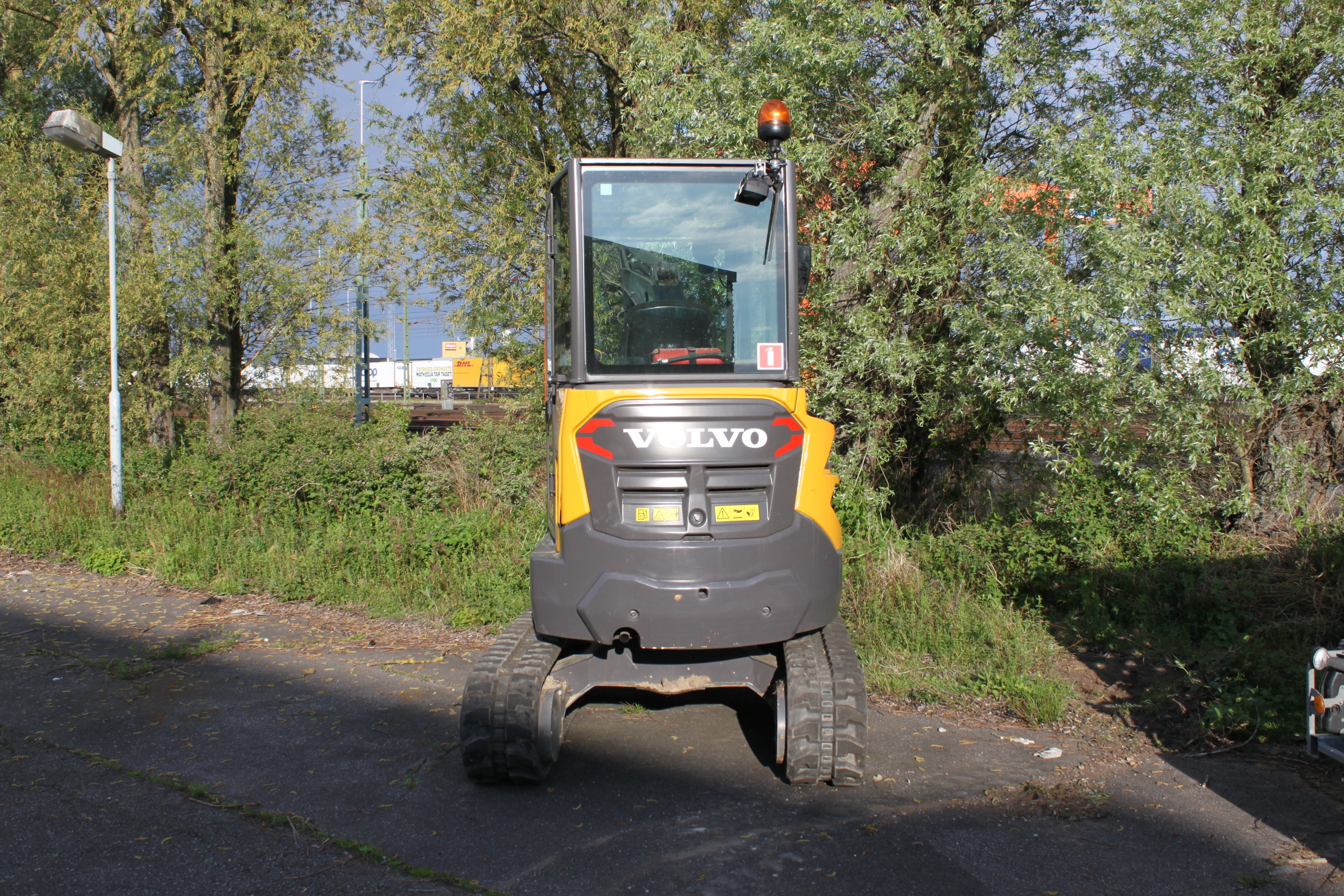 Mini pelle Volvo ECR 25D avec Engcon et remorque – Image 17
