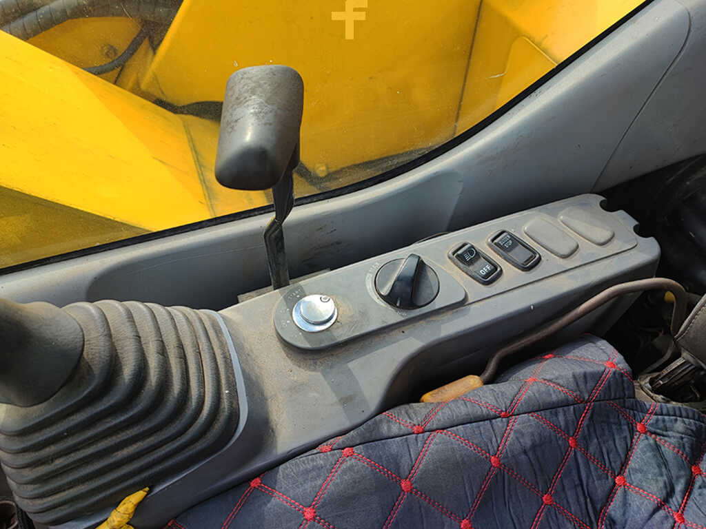 Mini pelle Komatsu PC 78 US-6 avec 3 godets – Image 16