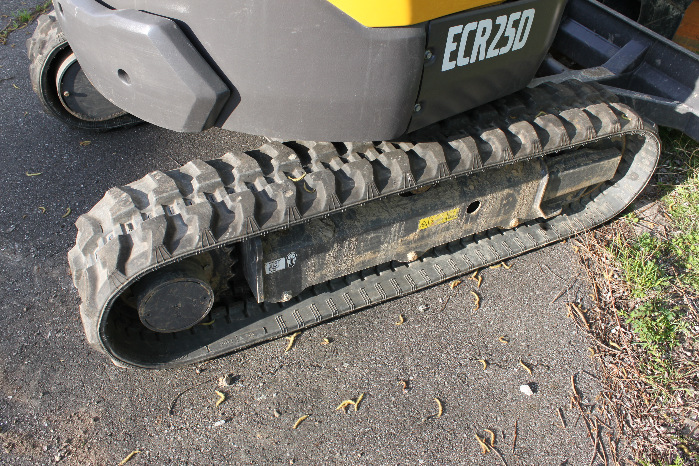 Mini pelle Volvo ECR 25D avec Engcon et remorque – Image 20