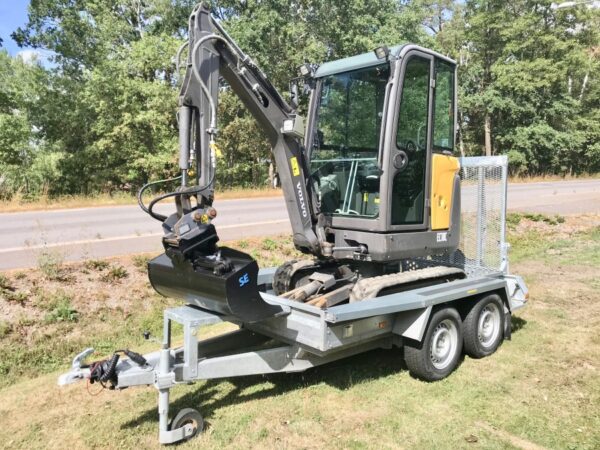 Mini pelle Volvo EC18 avec remorque – Image 2