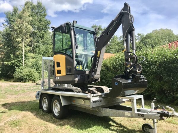 Mini pelle Volvo EC18 avec remorque – Image 4
