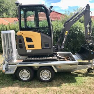 Mini pelle Volvo EC18 avec remorque