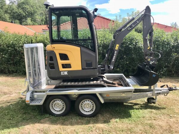 Mini pelle Volvo EC18 avec remorque