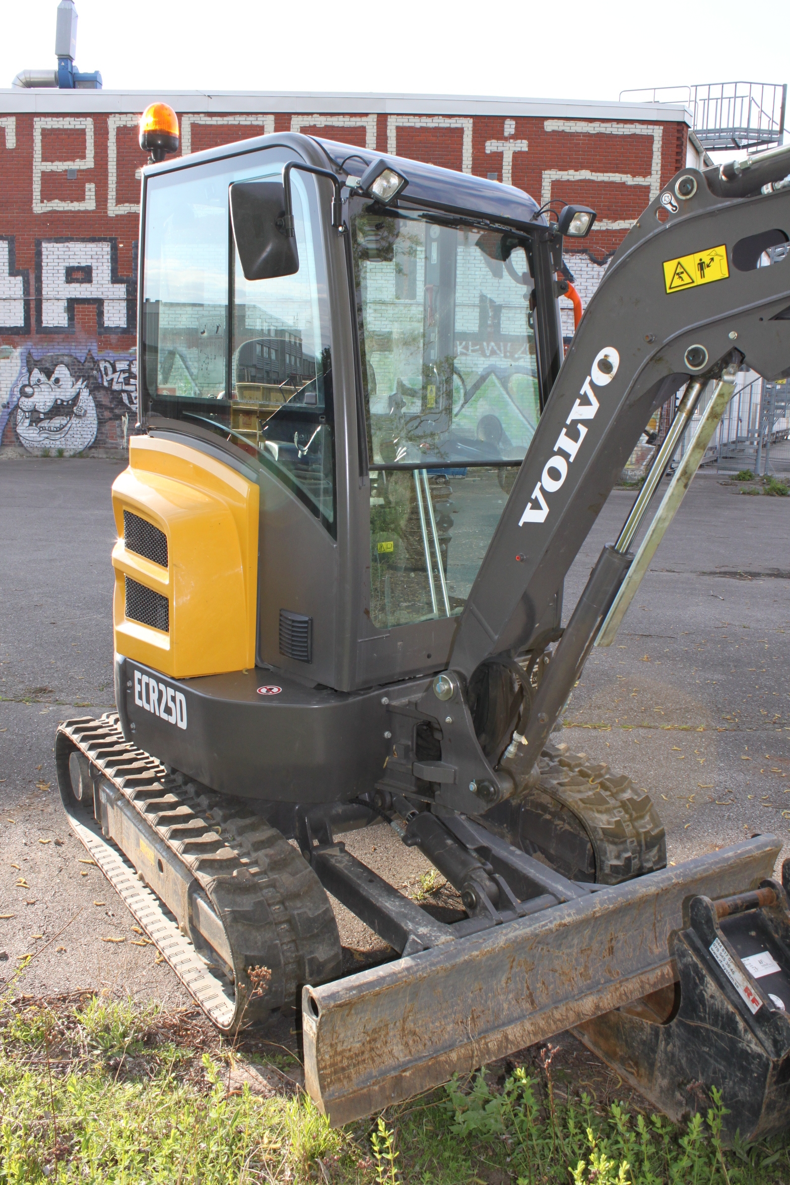 Mini pelle Volvo ECR 25D avec Engcon et remorque – Image 22