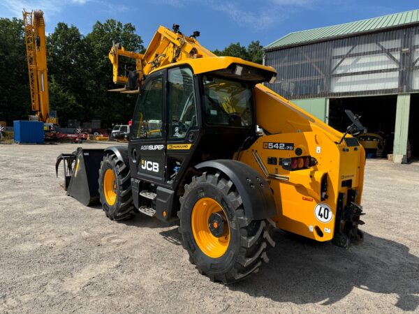 Chariot télescopique JCB 542-70 Accessoires: Fourches/ Godet/ Fouches à fumier – Image 4