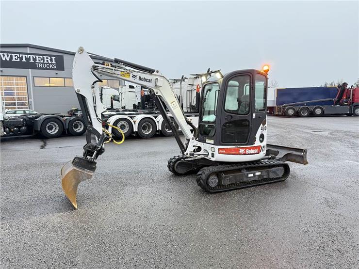 Mini pelle Bobcat 430HAG avec 3 godets