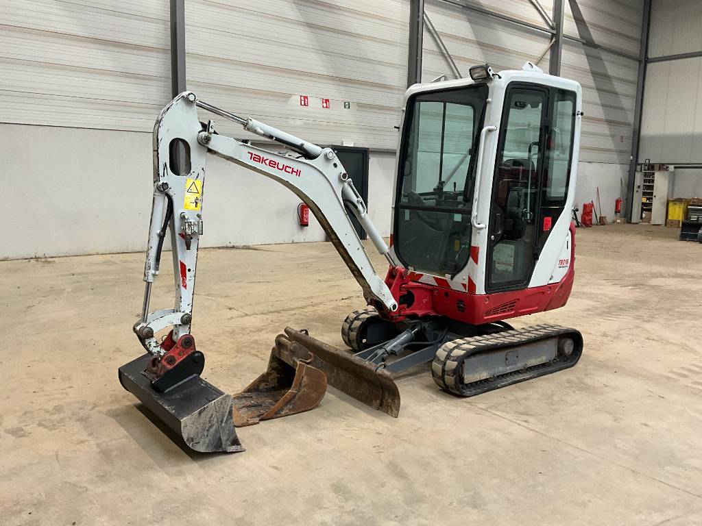 Mini pelle Takeuchi TB216 avec 3 godets – Image 5