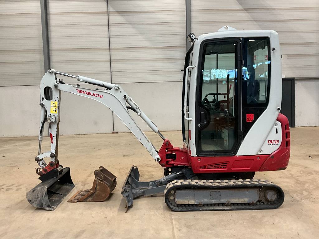Mini pelle Takeuchi TB216 avec 3 godets – Image 6